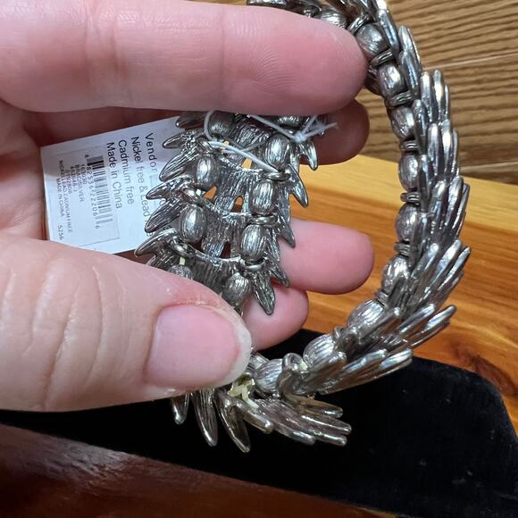 NWT Bijoux Terner Silver Tone Layered Leaf Feathers Stretch Bracelet NEW - Picture 5 of 5